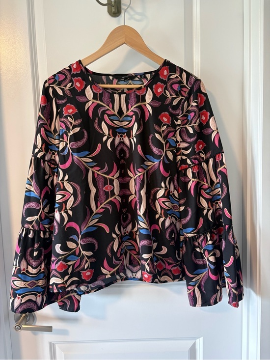 Vero Moda Tops - Vero Moda Gyana Floral Bell Sleeve Blouse Medium Black Multicolor